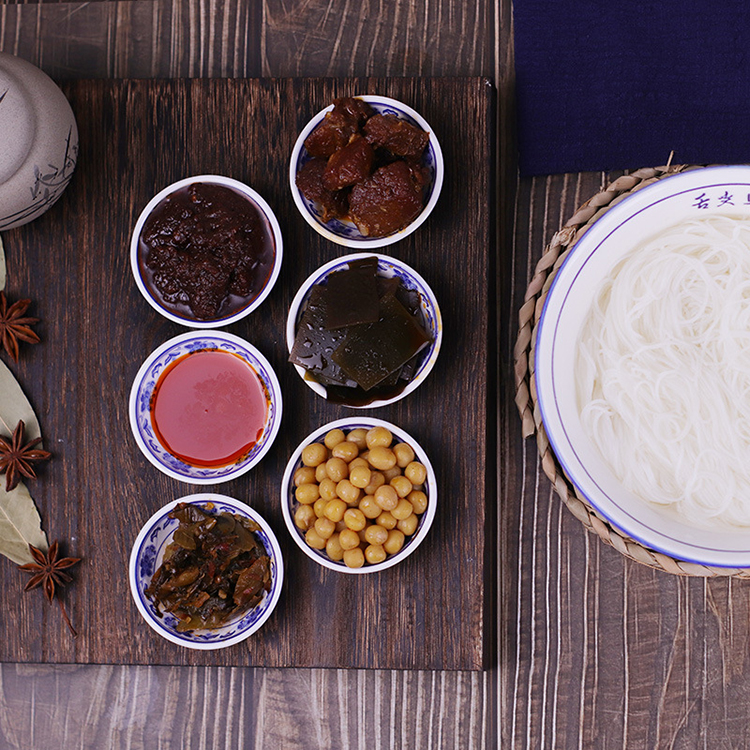 麻辣綿陽(yáng)紅油牛肉米粉 生產(chǎn)基地可定制 速食盒裝綿陽(yáng)米粉 吃在途中