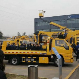 四川高空作業(yè)車租賃公司 路燈車出租 曲臂式高空作業(yè)車