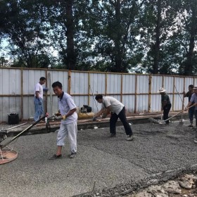 重慶市渝中區(qū)透水混凝土廠家   透水材料生產(chǎn)廠家  多孔透水混凝土施工  海綿城市透水施工 專業(yè)施工透水隊伍 廠家直銷送貨到工地